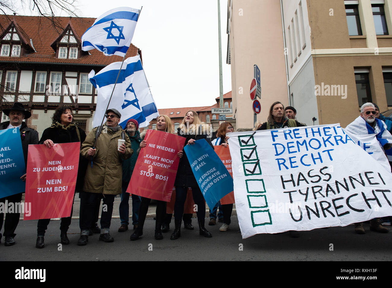 Lower Saxony, Germany. 9th March 2019. Participants with posters of the Alliance against Anti-Semitism and Anti-Zionism 'Jachad' protest under the motto 'No peace with the enemies of Israel' during the awarding of the Göttingen Peace Prize 2019 to the association 'Jewish Voice for Just Peace in the Middle East'. The Dr. Roland Röhl Foundation has been awarding the Göttingen Peace Prize since 1999, and there were reservations about this year's decision by the jury. Credit: dpa picture alliance/Alamy Live News Stock Photo