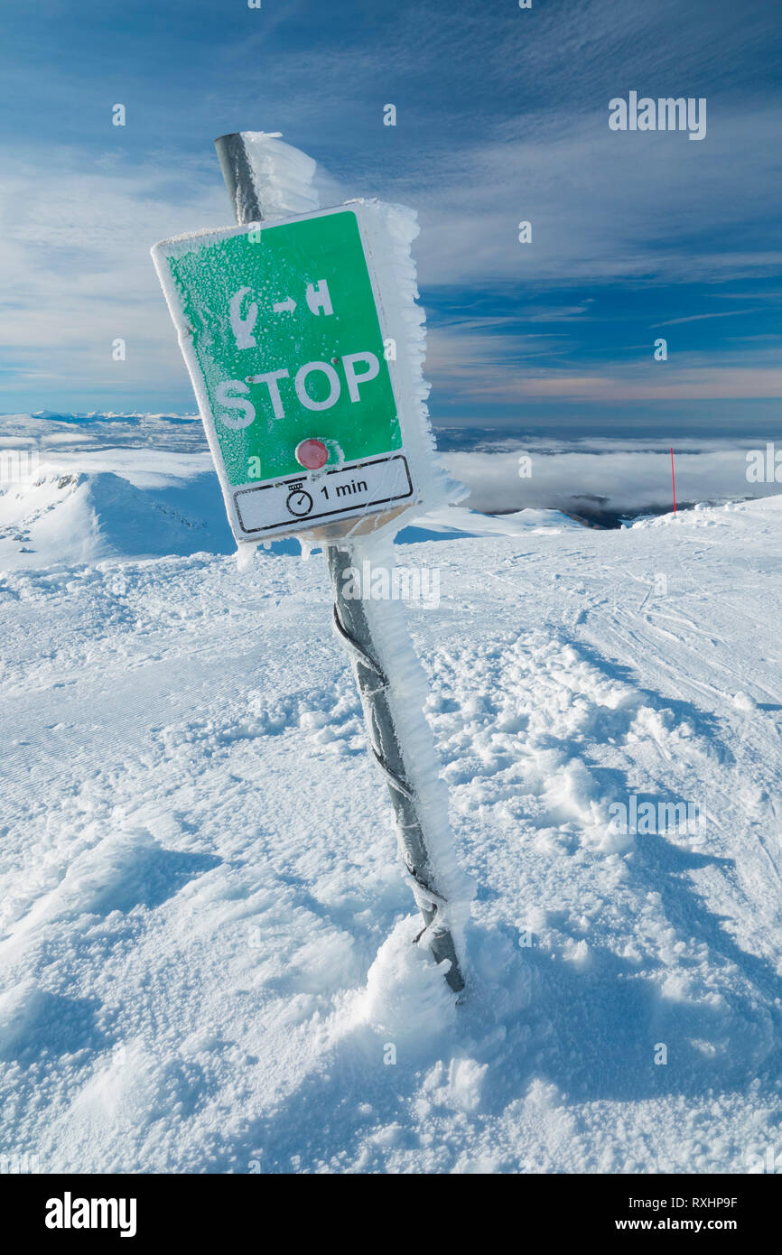 France, Puy de Dome (63), Besse-et-Saint-Anastaise, ski station of  Super Besse, Puy de la Perdrix, skiers stop sign Stock Photo