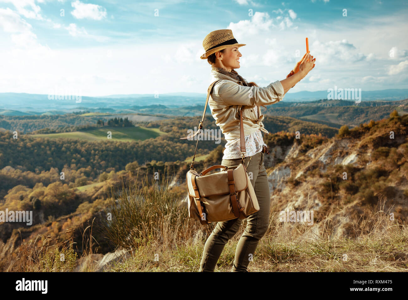 Содержание путешественница. Содержание путешественница. Содержание путешественница. Радостная путешественница с чемоданом. Фото путешественников с чемоданом египет.