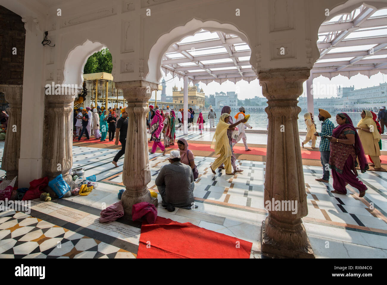 INDIA, PUNJAB, AMRITSAR, Pilgrims at the golden temple of amritsar. The temple is the most holy shrine for the sikh community Stock Photo