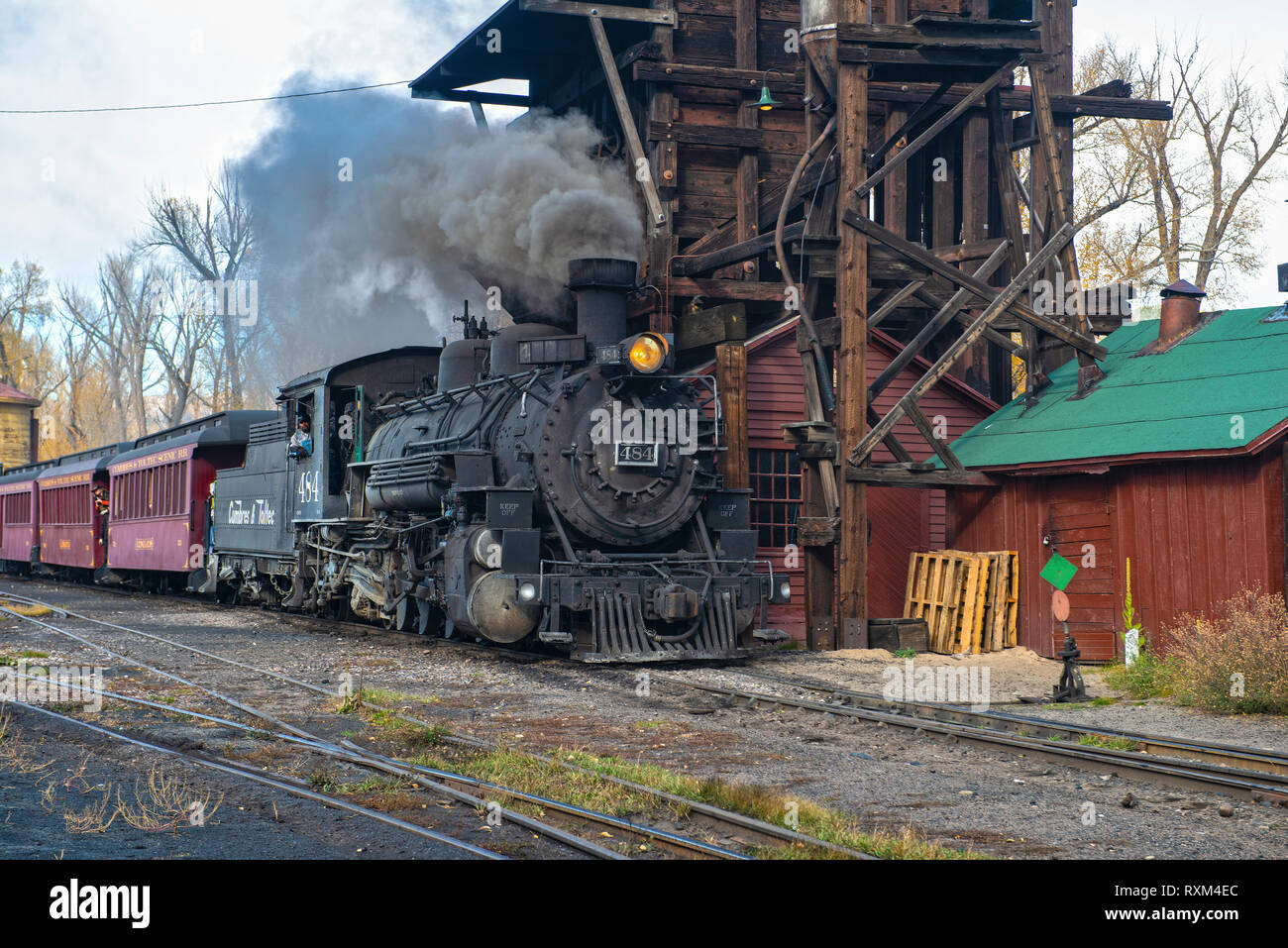 CUMBRES, NEW MEXICO, USA.  Last Cumbres & Toltec steamtrain of the season entering the station auf Cumbres Stock Photo