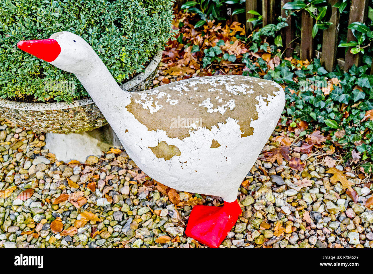 Hölzerne Gans in einem Bauerngarten; Goose in a garden near a restaurant Stock Photo