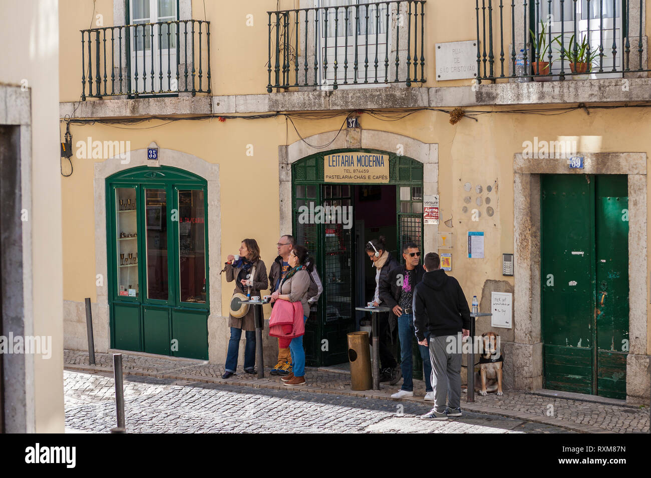 Tiny pavement cafe on Rua de São Cristóvão, São Cristóvão e São Lourenço, Lisbon, Portugal Stock Photo