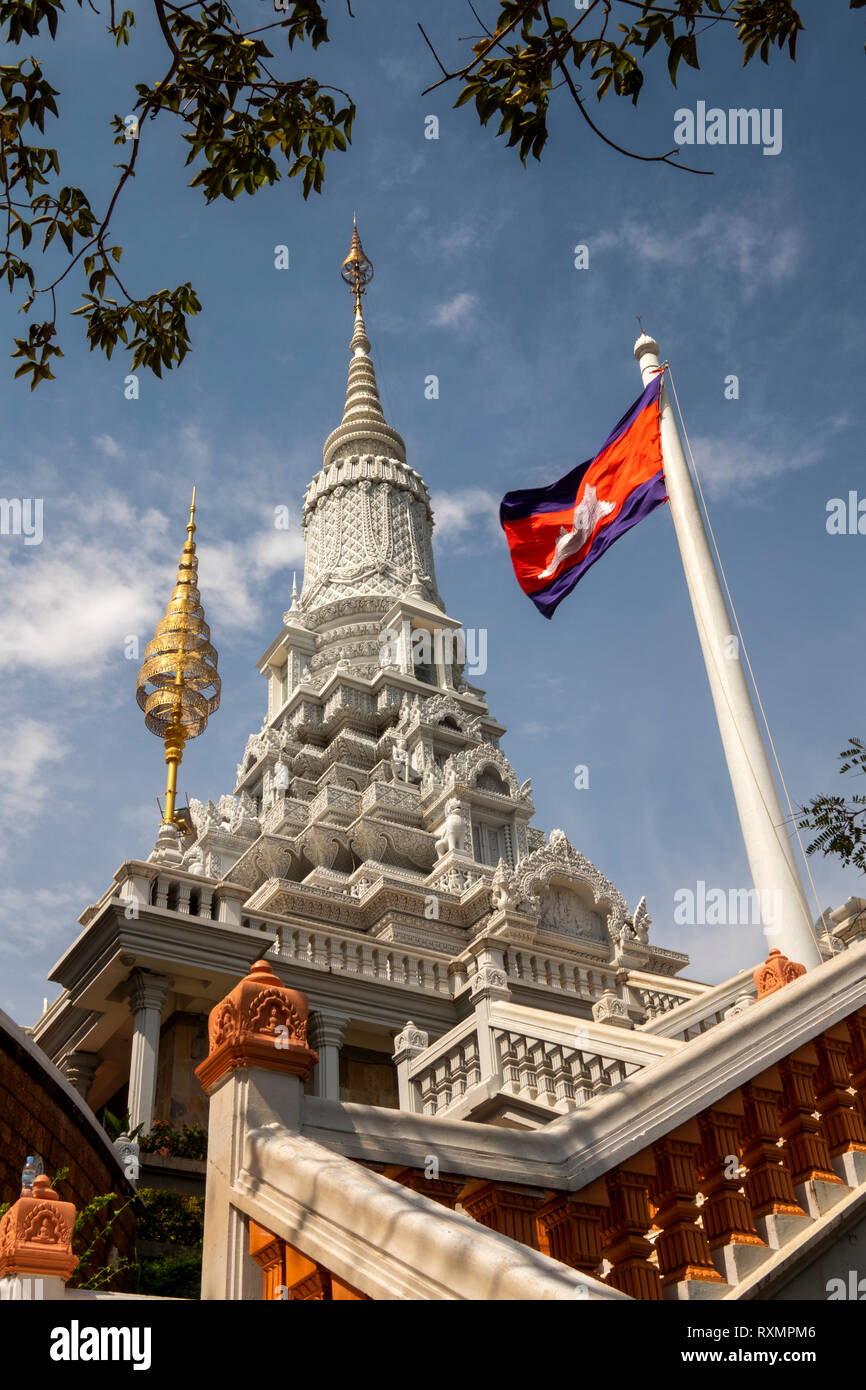 Cambodia, Phnom Penh, Oudong, Cambodian national flag flying at Buddha’s eyebrow relic stupa Stock Photo