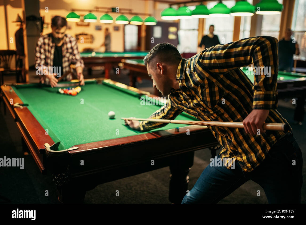 Table Pool Player Pool of players hi-res stock photography and images - Alamy