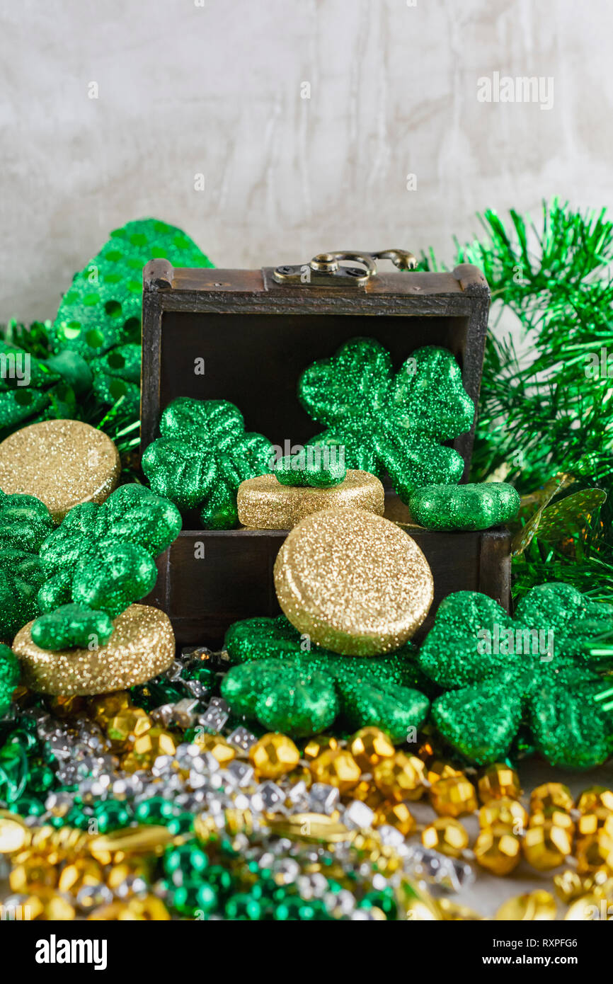 Treasure chest gold silver coin hi-res stock photography and images - Alamy