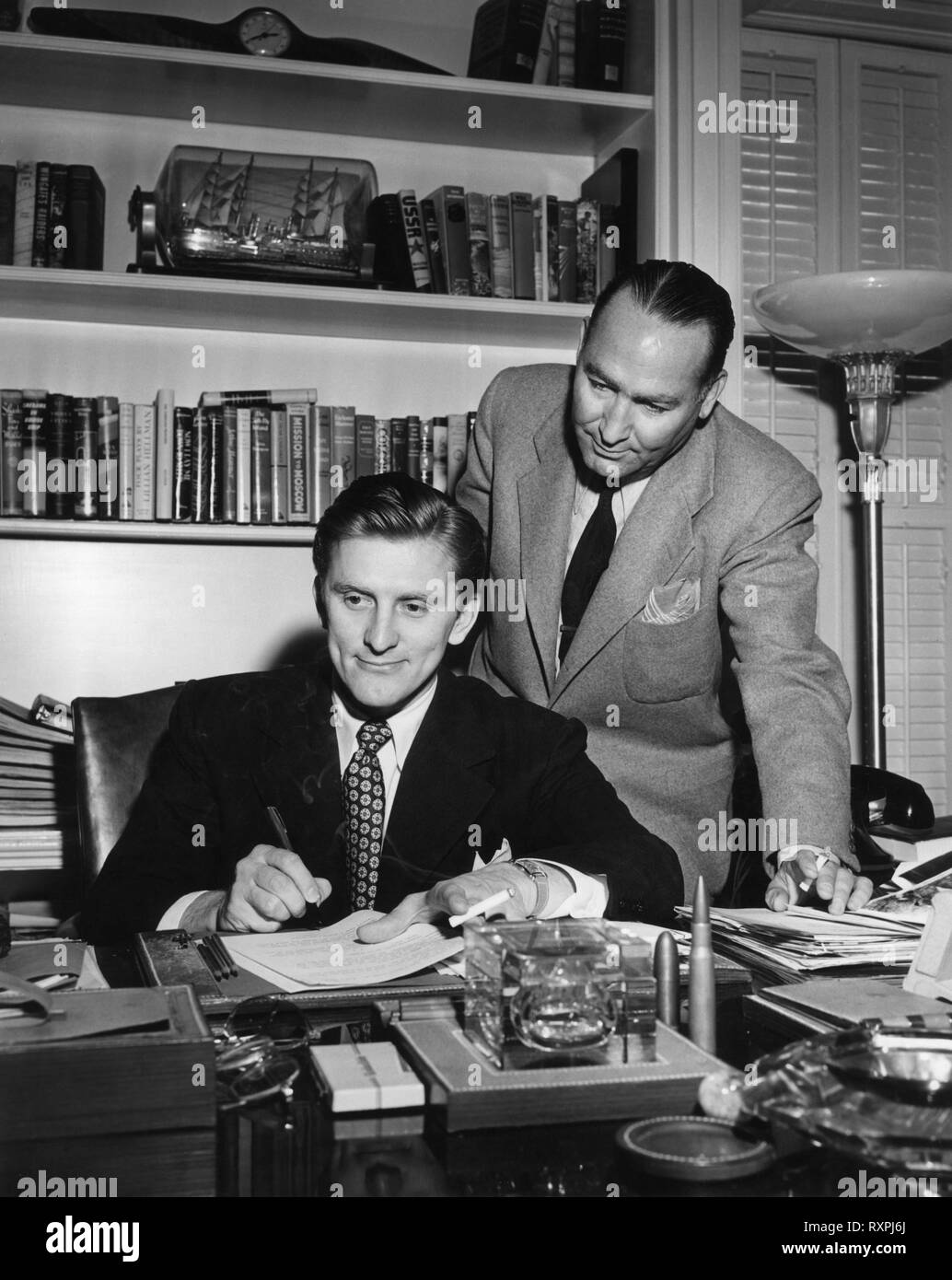 Young KIRK DOUGLAS signs first movie contract 1946 with HAL B. WALLIS legendary film producer Stock Photo