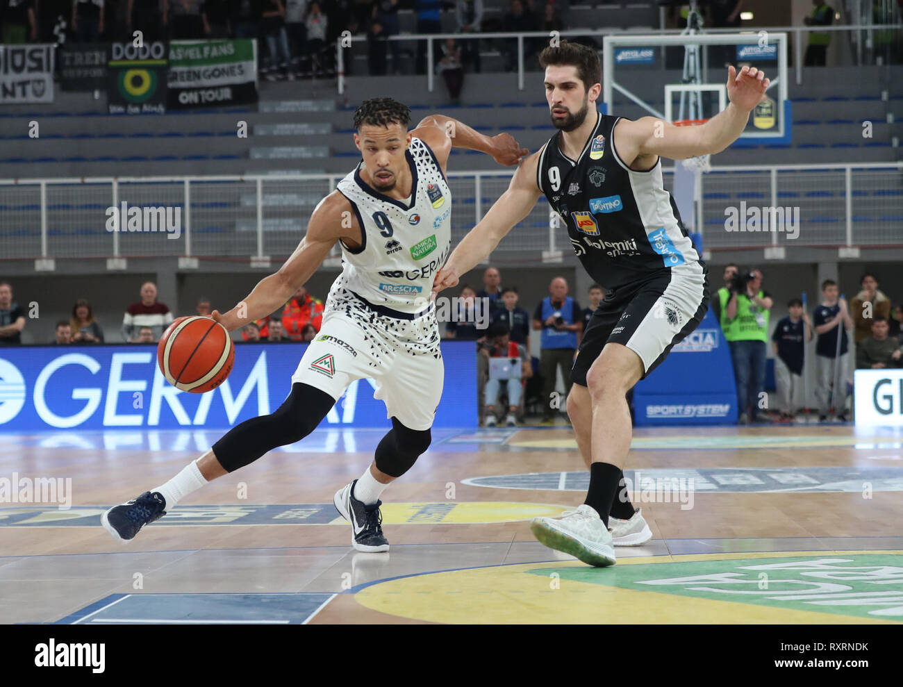 Basquete Italiano Um Campeonato Serial OriOra Pistoia Vs Dolomomecado  Energia Basket Trentino Foto Editorial - Imagem de janeiro, fotografia:  169162686