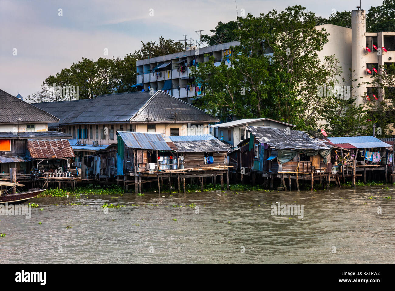Poor dwellings on the Chao Phraya River near Bangkok, Thailand Stock Photo