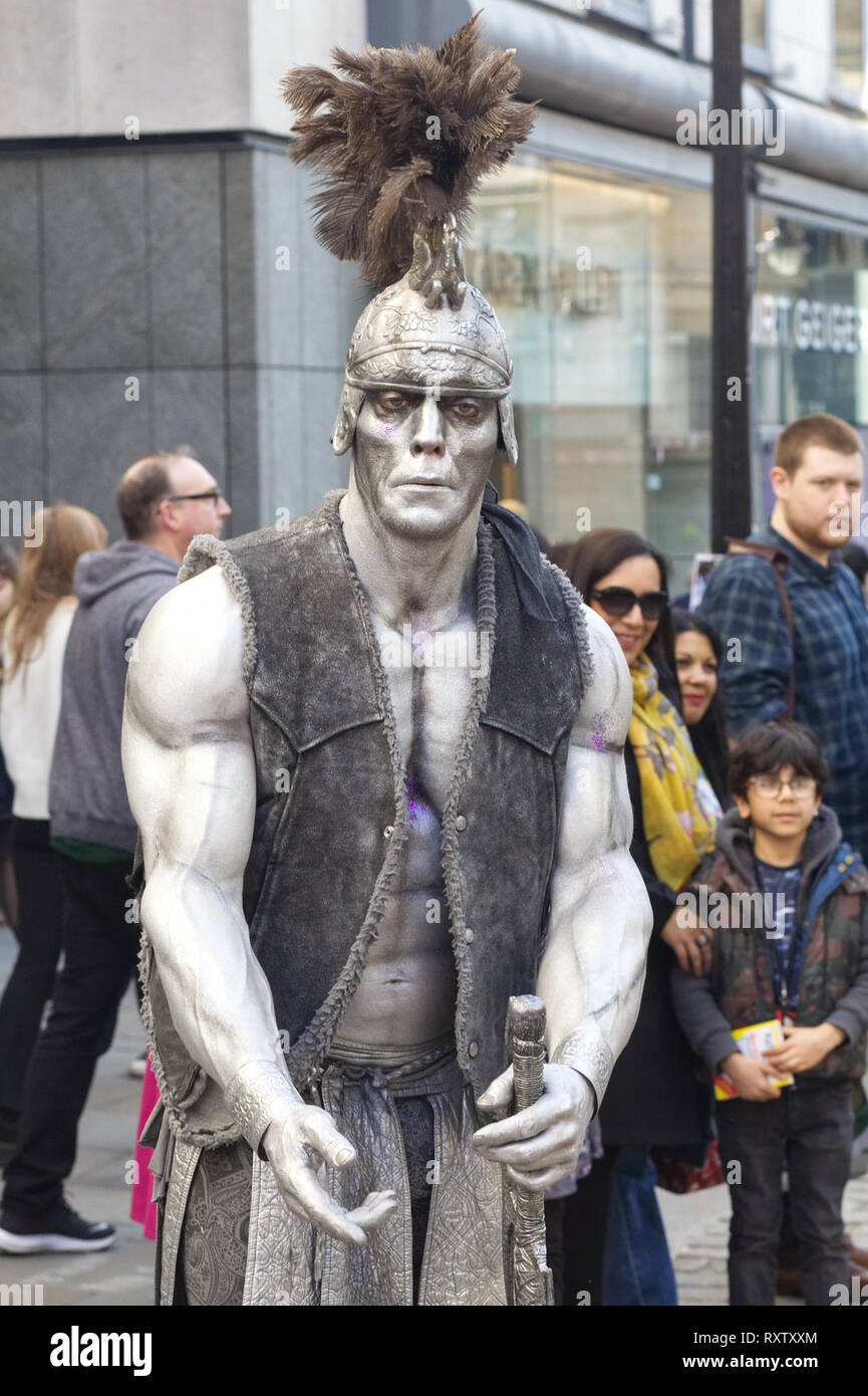 street performer or busker on the streets of London Stock Photo - Alamy