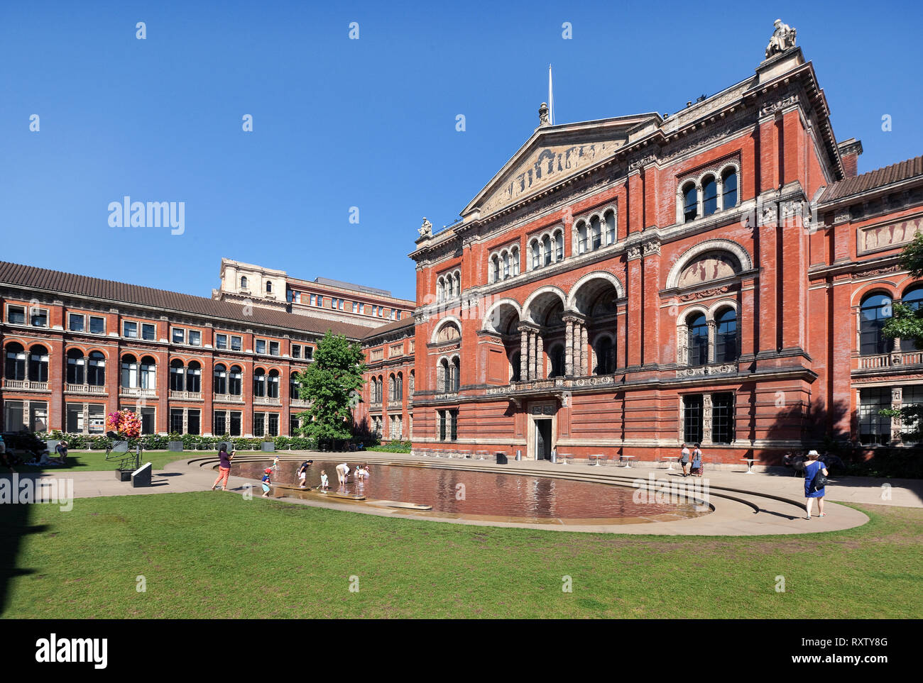 Lecture Theatre Block on the north side of the John Madejski Garden that make up the Quadrangle at the Victoria & Albert Museum, London, United Kingdom Stock Photo