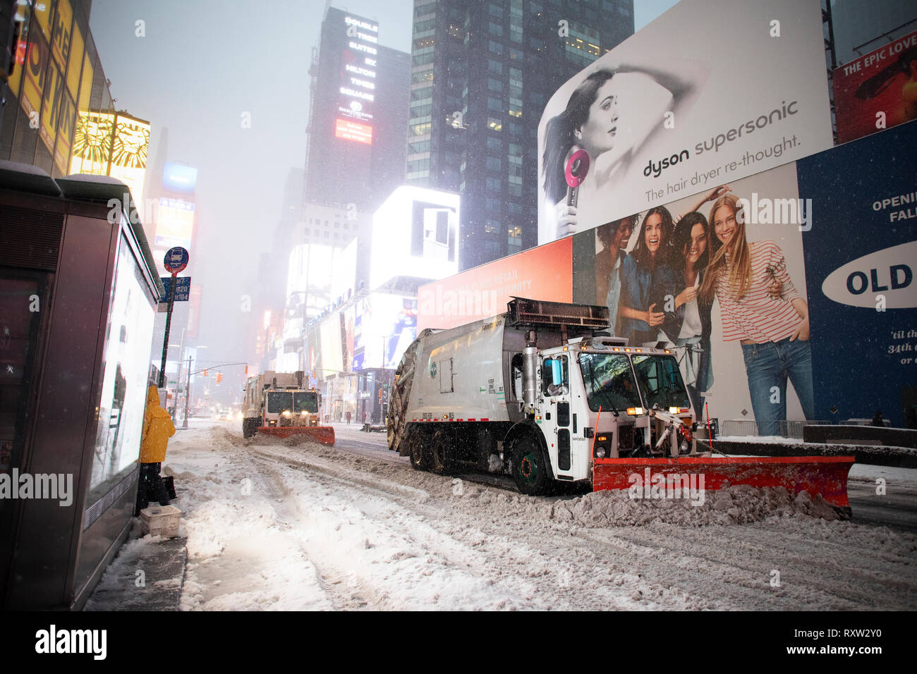 Snow in times square new york city hi-res stock photography and images ...