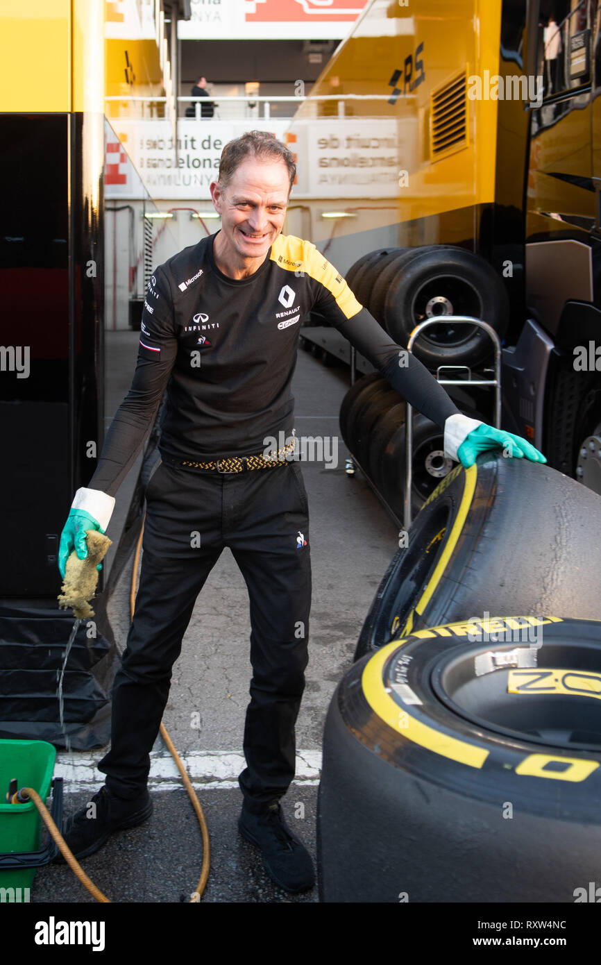 Barcelona, Spain. 18th February, 2019 - Renault F1 Team mechanic washing  yellow medium Pirelli tyre during day 1 of F1 2019 Pre-Season Test Stock  Photo - Alamy