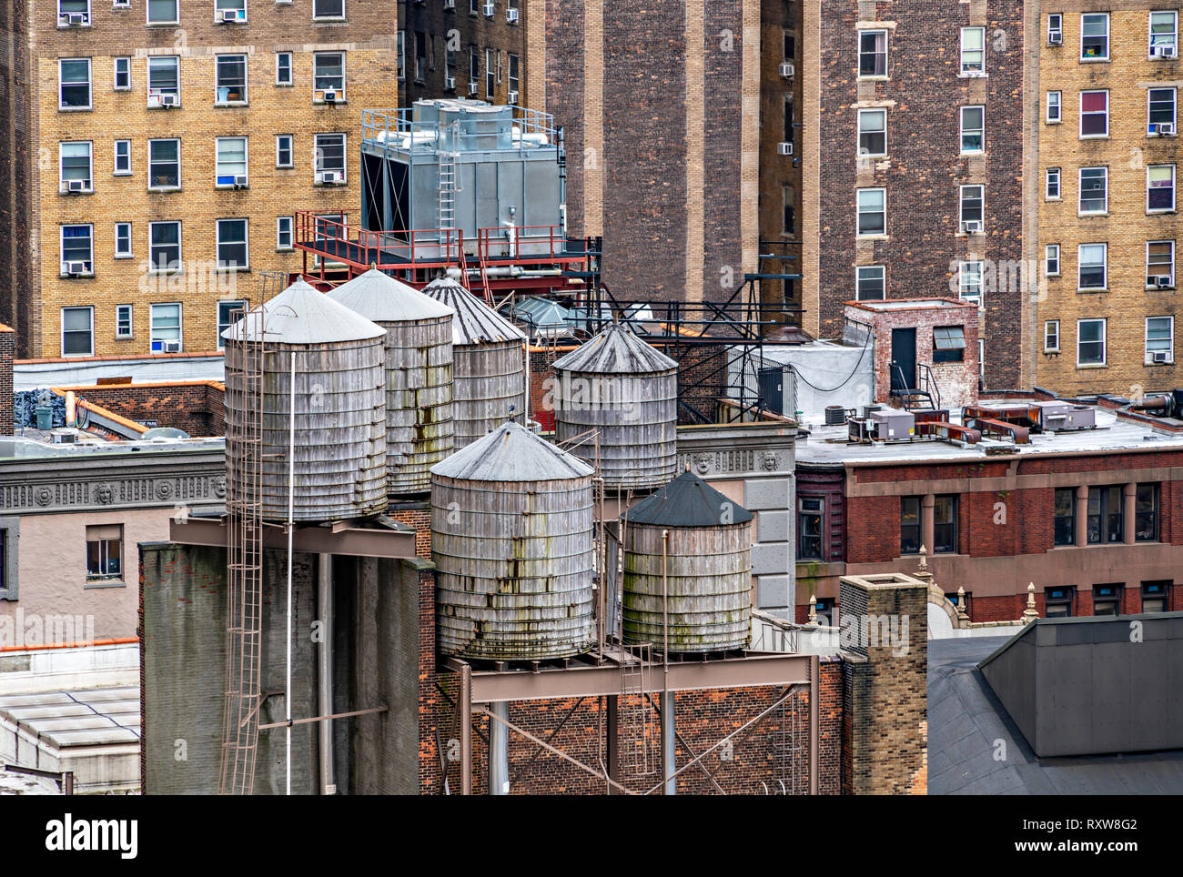 Rooftop water tanks new york hi-res stock photography and images - Alamy