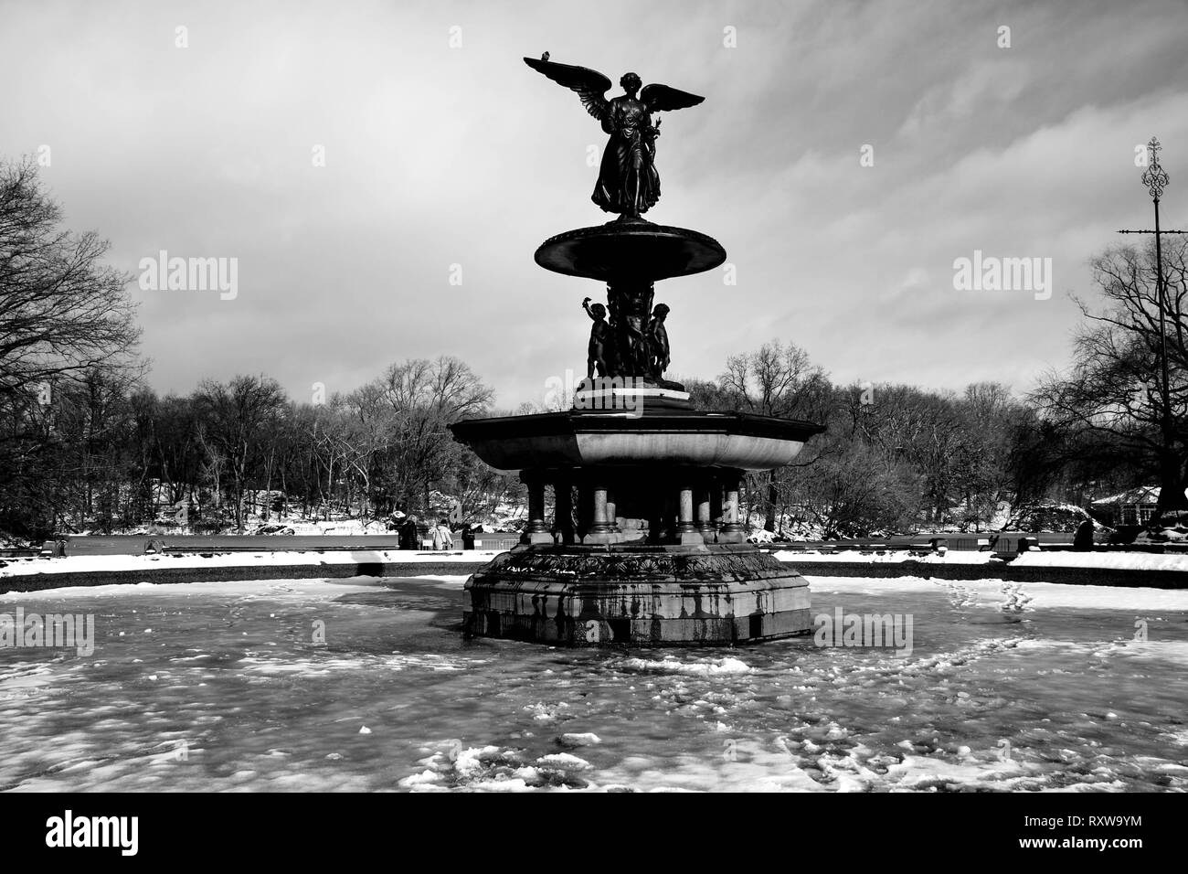 Bethesda Fountain in Central Park in Black & White, during a winter  snowstorm. Blizzard in Manhattan, New York City Stock Photo - Alamy