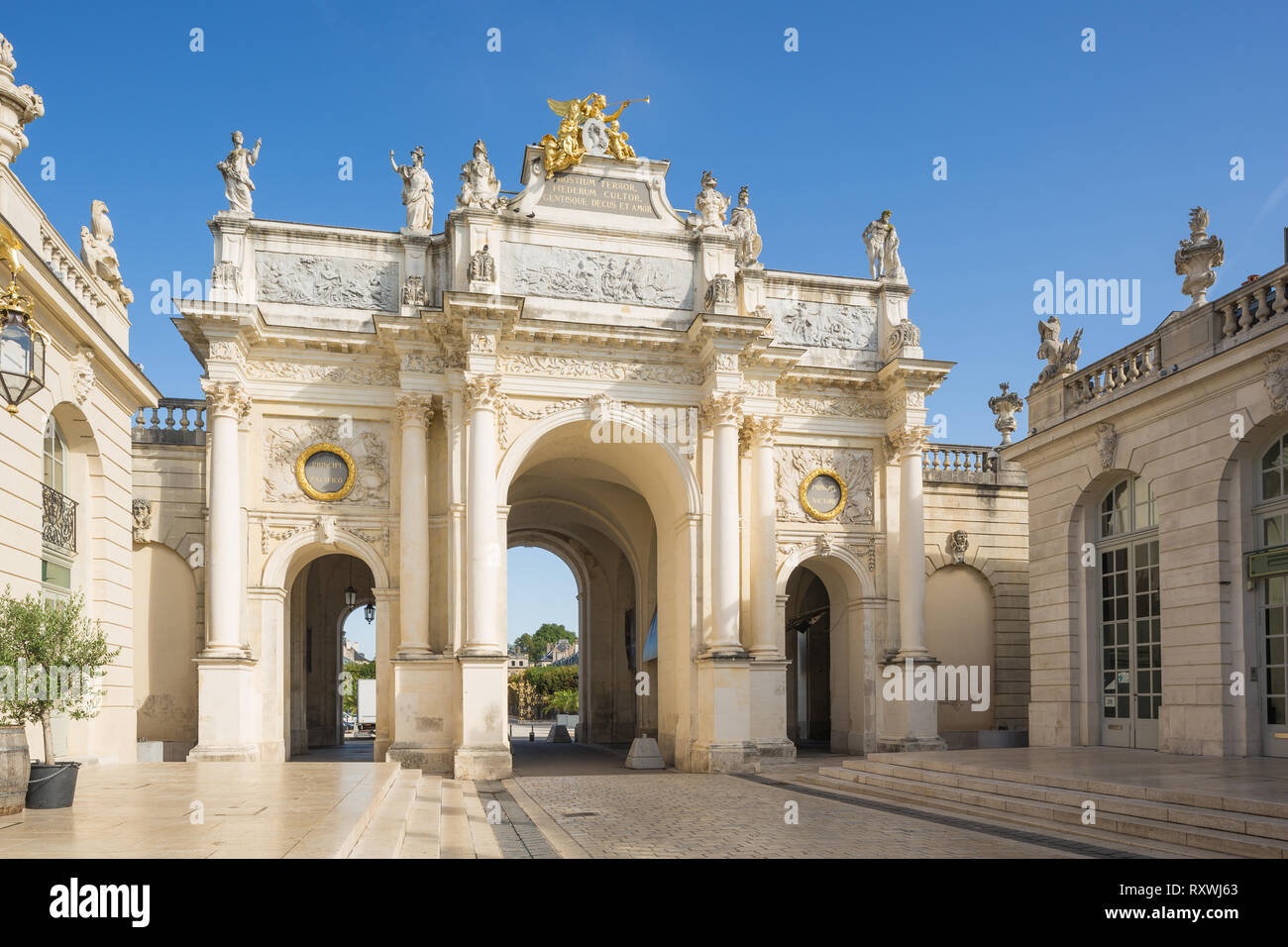 View through triumphal arch hi-res stock photography and images - Alamy