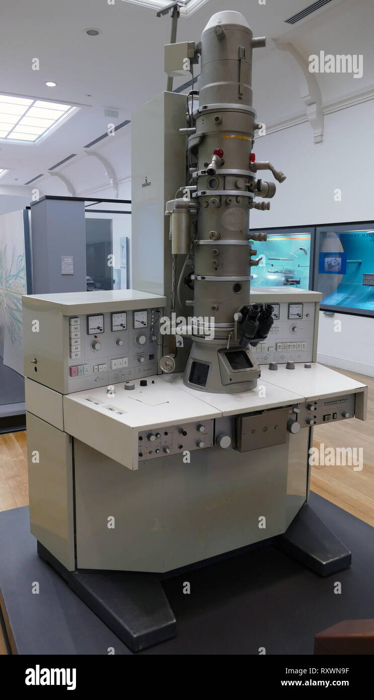 Siemens Transmission Electron Microscope, Used for the examination of cancer and viral cells 1973 Stock Photo