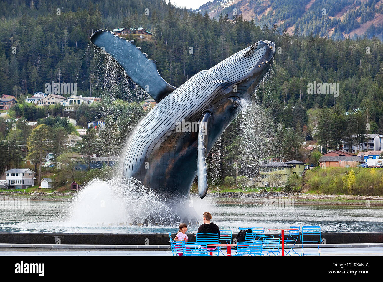 Full-scale statue of a breaching humpback whale in Mayor Bill Overstreet Park. The sculpture is by artist Skip Wallen and is set in a fountain alongside the Juneau waterfront, Alaska, USA Stock Photo