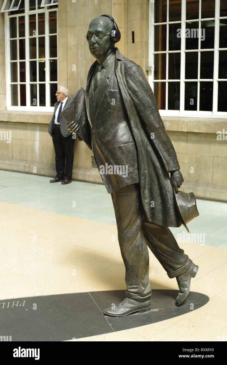 Statue of poet Philip Larkin, Hull Transport Interchange / Paragon ...