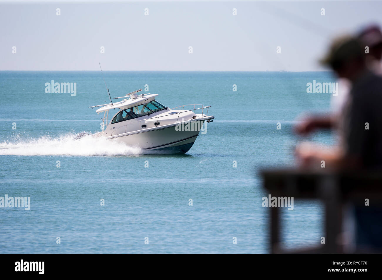 Ein Sportboot auf dem Golf von Mexiko faehrt am Pier vorbei bei THEMENBILD Florida, 06.02.2017 Bildnachweis: Mario Hommes / HH-Photography Stock Photo