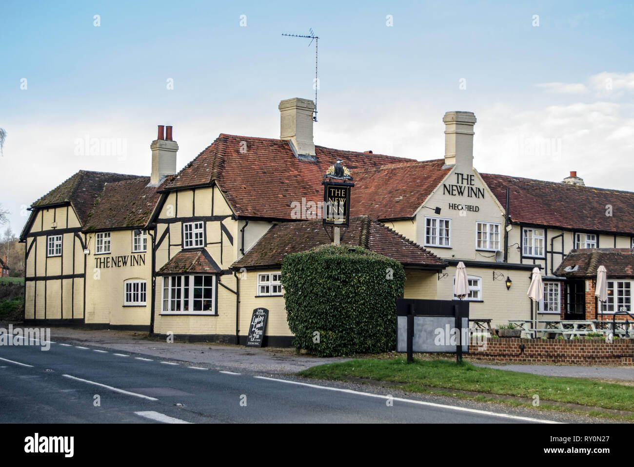 HECKFIELD, UK - MARCH 10, 2019: View of the historic coaching inn - The New Inn, Heckfield on the main Odiham to Reading road in Hampshire.  Dating ba Stock Photo