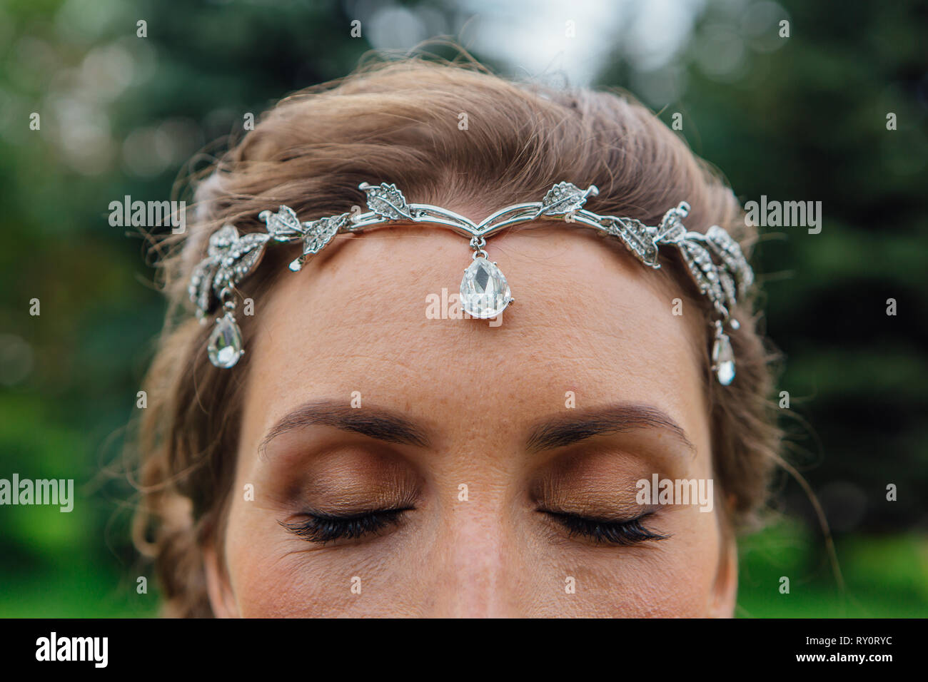 Diadem on the head of the bride Stock Photo - Alamy