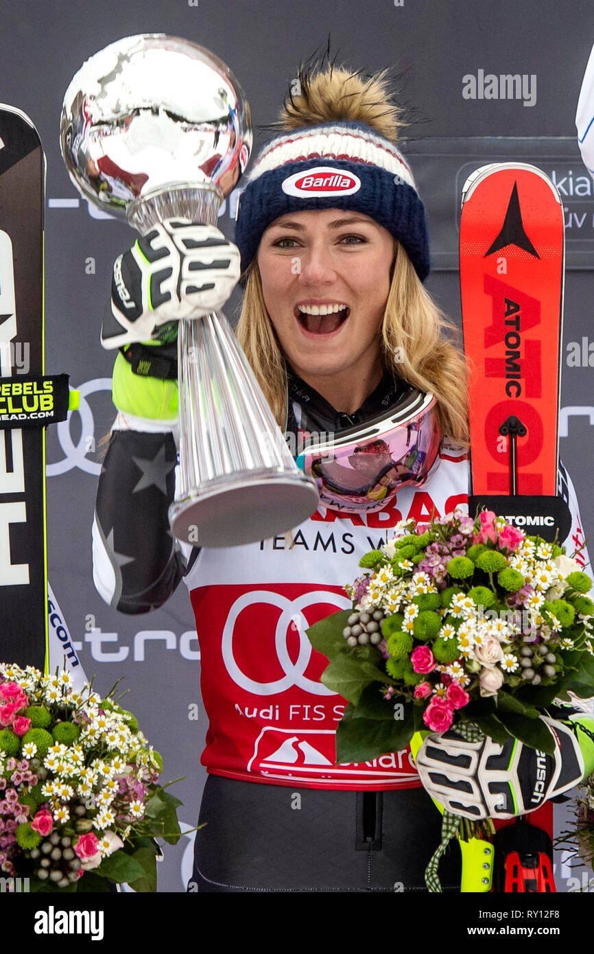 US Mikaela Shiffrin poses with the trophy after winning the Alpine