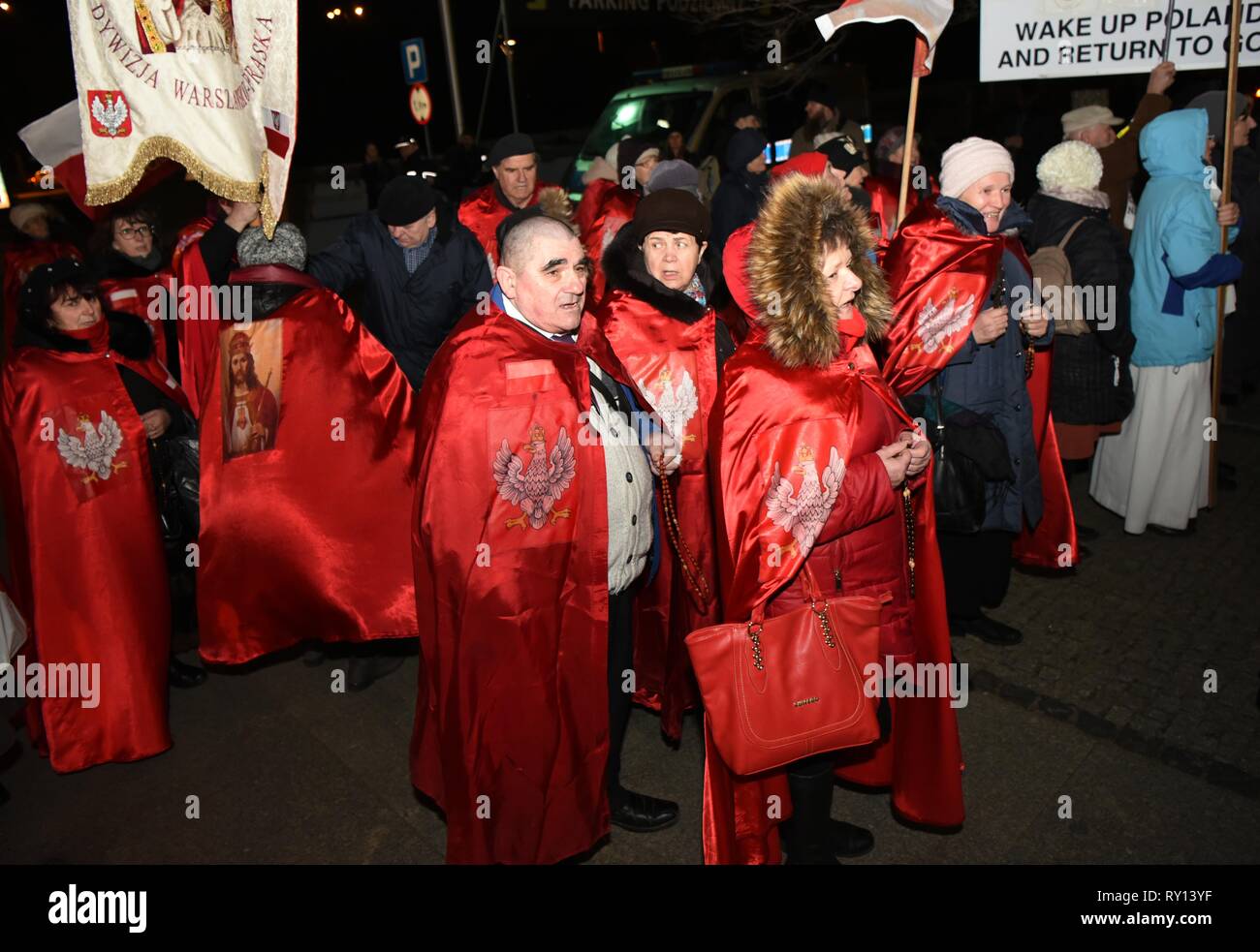 Members of Rosery Crusade protest against the opening of Marina Abramovic's Do  Czysta / The Cleaner exhibition on March 8, 2018 in Torun, Poland Stock  Photo - Alamy