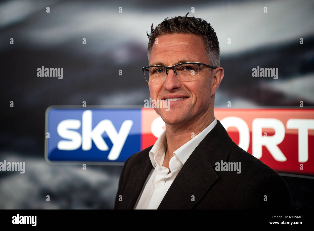 Unterföhring, Bavaria, Germany. 11 March 2019, Bavaria, Unterföhring: Ralf  Schumacher (r), former Formula 1 racing driver, and Sascha Roos, sports  commentator, talk at a press conference. In the new Formula 1 season,