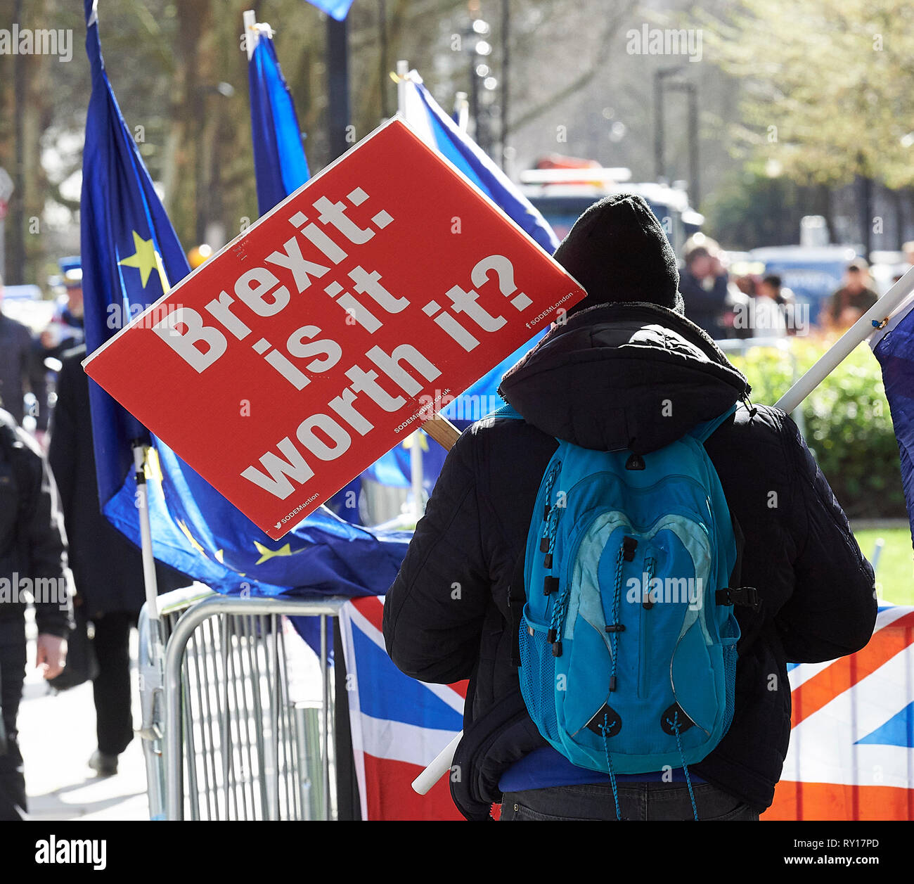 London, UK. 11th March 2019. Pro remain campaigners enjoy the sun outside Parliament. Credit: Thomas Bowles/Alamy Live News Stock Photo