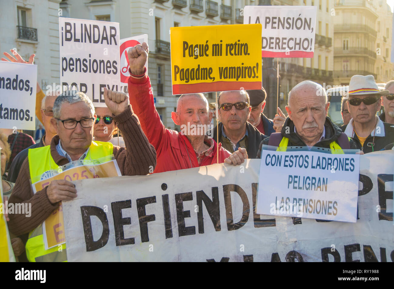 Madrid, Spain. 11th March, 2019. People with placards, ¨pay me my pension thieves, with these thieves the pensions are in danger¨ People from different regions of Madrid demonstrates againts pension cuts in Spain Credit: Alberto Sibaja Ramírez/Alamy Live News Stock Photo