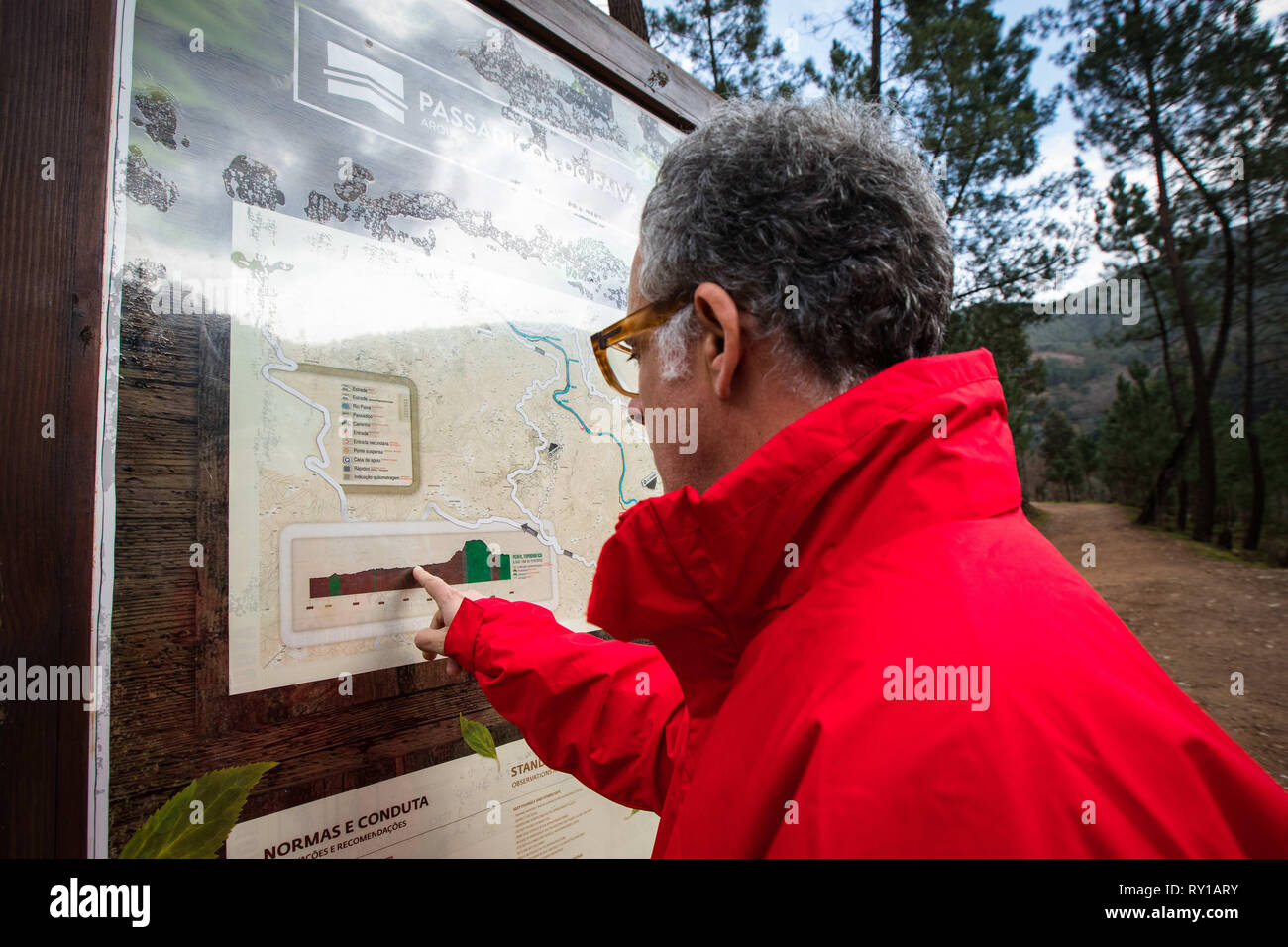 Arouca, Aveiro, Portugal. 4th Mar, 2019. A hiker seen looking at the route map on a billboard in the walkways.Paiva Walkways are located on the left bank of the Paiva River, in the municipality of Arouca, district of Aveiro, Portugal. There are 8 km of course that stretches between the river banks of Areinho and Espiunca. Credit: Henrique Casinhas/SOPA Images/ZUMA Wire/Alamy Live News Stock Photo