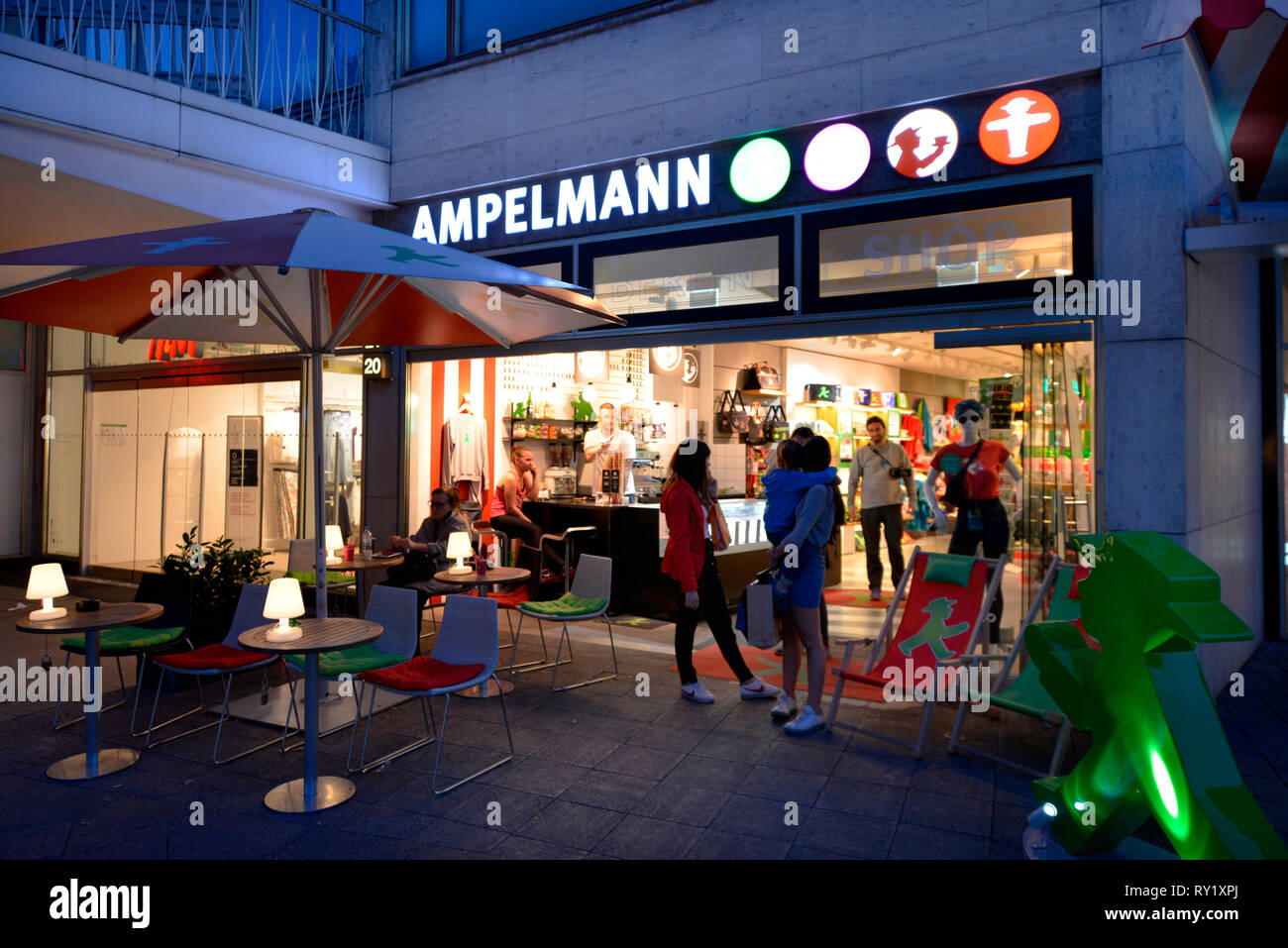 Ampelmann, Neues Kranzlereck, Kurfuerstendamm, Charlottenburg, Berlin Deutschland Stock Photo