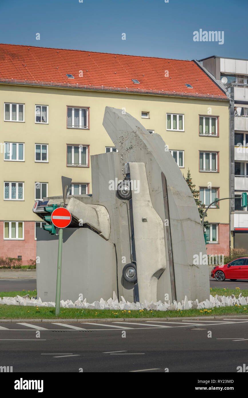 Wolf Vostell, Skulptur 2 Beton Cadillacs in Form der nackten Maja, Rathenauplatz, Halensee, Berlin, Deutschland Stock Photo