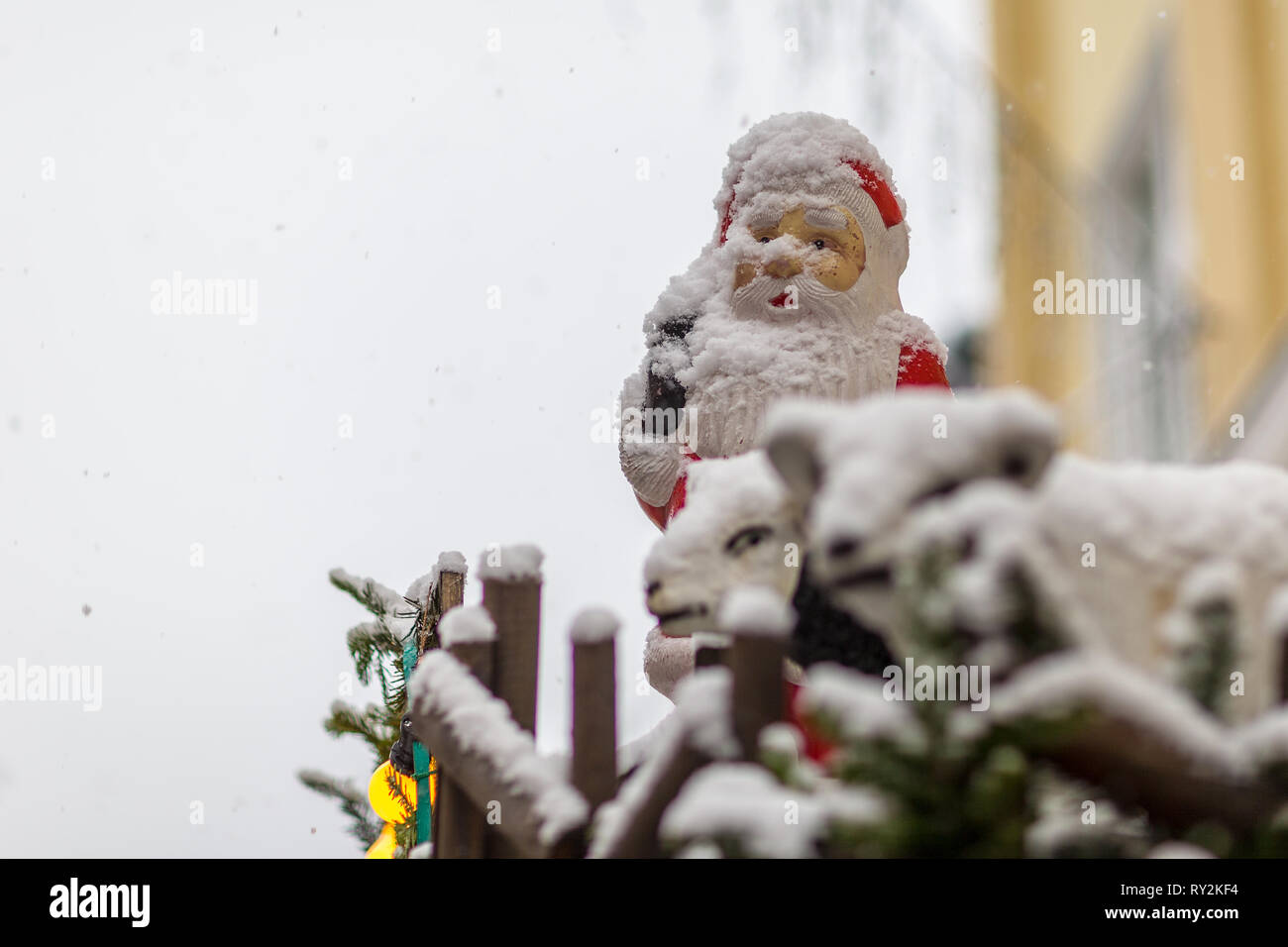Schneebedeckter Weihnachtsmann auef dem Dach eines Verkauefsstandes beim Symbolfoto Weihnachtsmarkt, 10.12.2017 Bildnachweis: Mario Hommes / HH-Photog Stock Photo