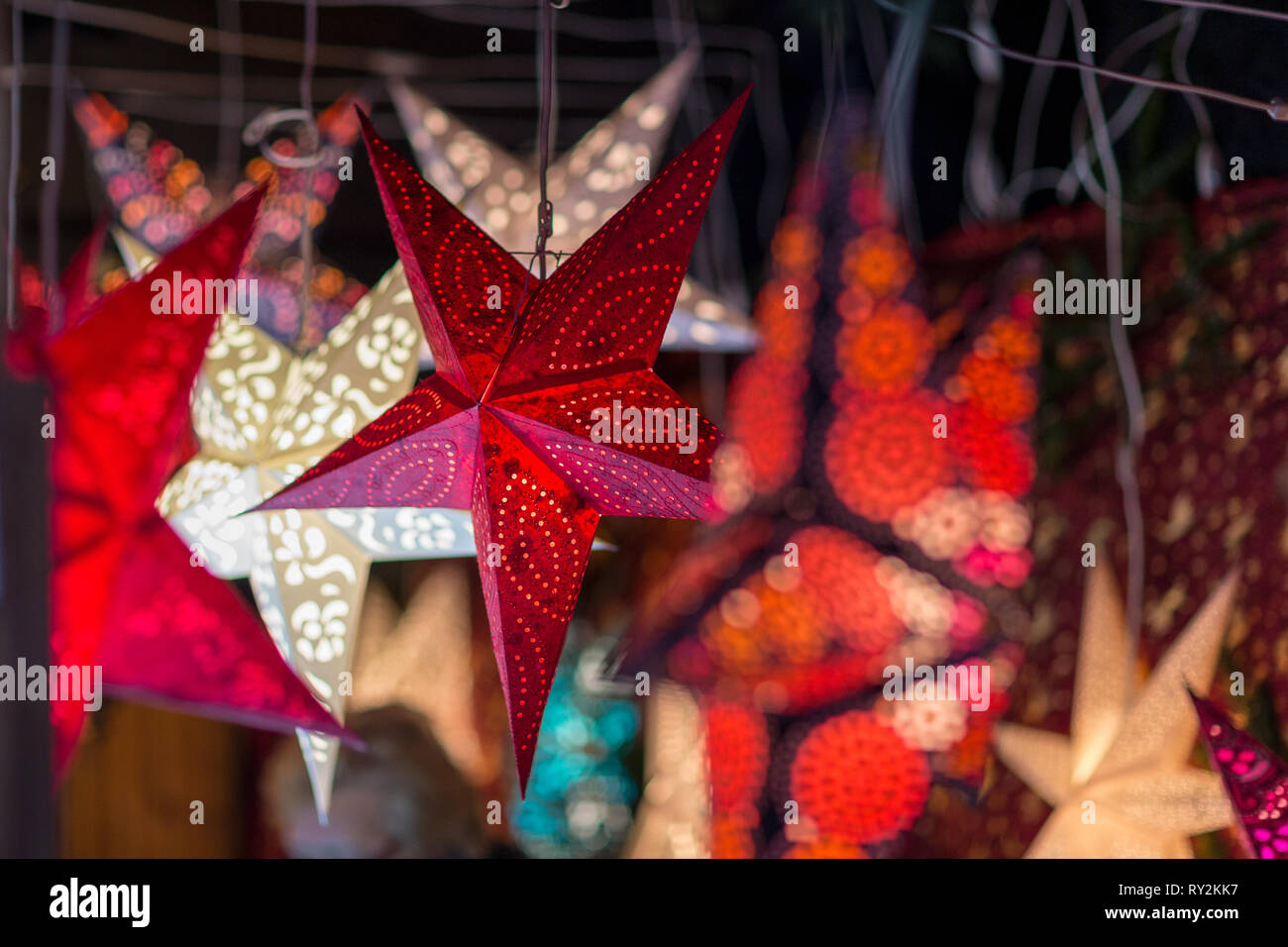 Sterne an einem Verkauefsstand beim Symbolfoto Weihnachtsmarkt, 10.12.2017 Bildnachweis: Mario Hommes / HH-Photography Stock Photo