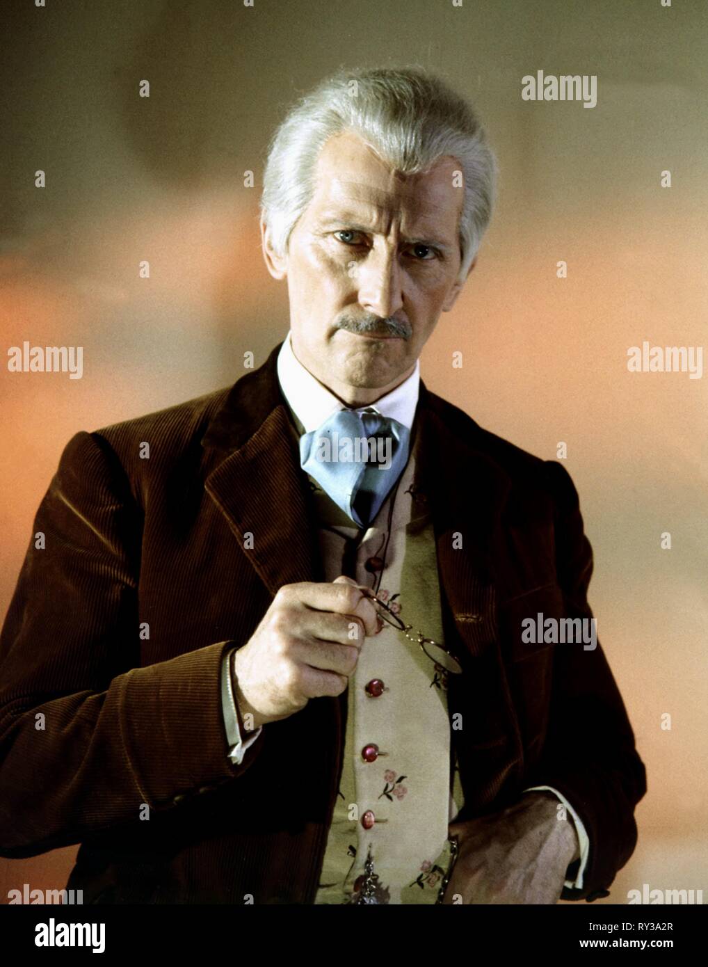 PETER CUSHING DR WHO DALEKS INVASION EARTH 2150 AD 1966 Stock Photo PETER CUSHING DR WHO DALEKS INVASION EARTH 2150 AD 1966 Stock Photo