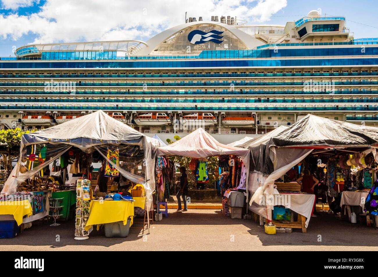 Dominica, Capital Roseau, scene of daily life, tourist market on cruise