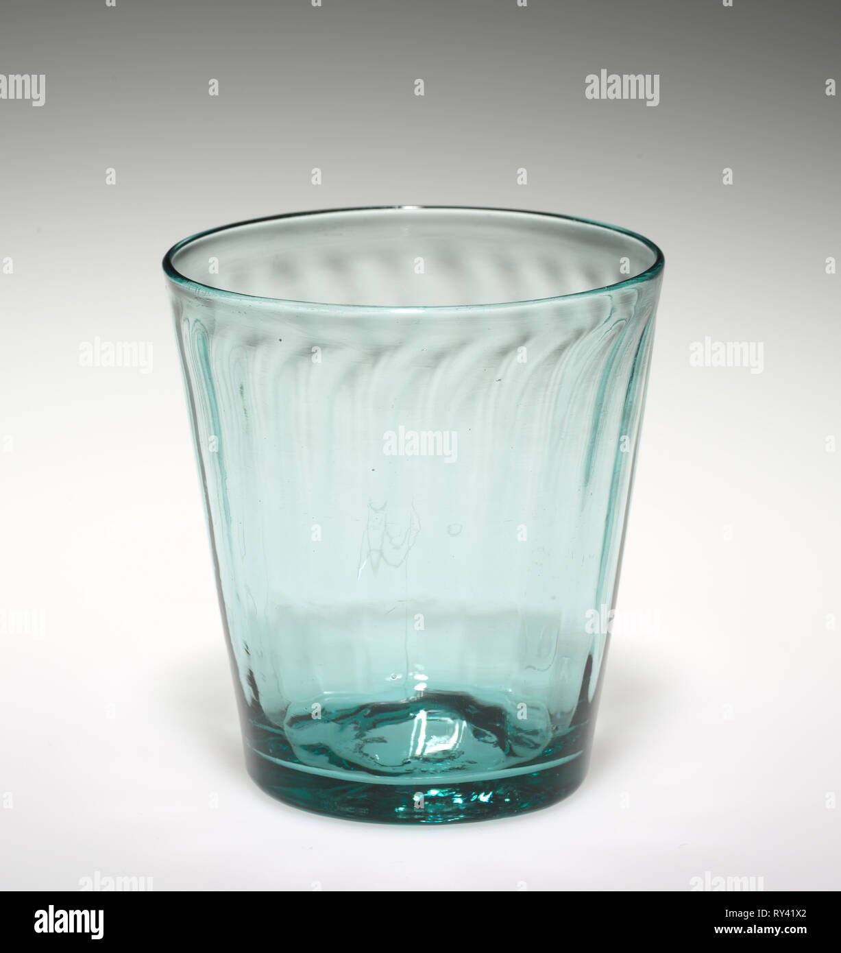Tumbler, 1800-1850. America, Zanesville, 19th century. Glass; diameter: 8.6  cm (3 3/8 in.); overall: 9.4 x 6.1 cm (3 11/16 x 2 3/8 in Stock Photo -  Alamy