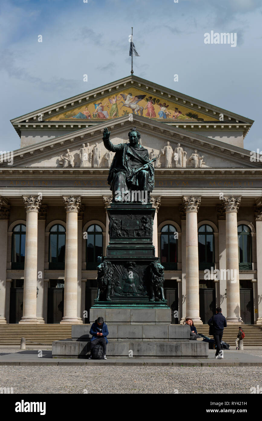 Bronzedenkmal Koenig Maximilian I. Joseph, Nationaltheater, MaxJosephPlatz, Muenchen, Bayern