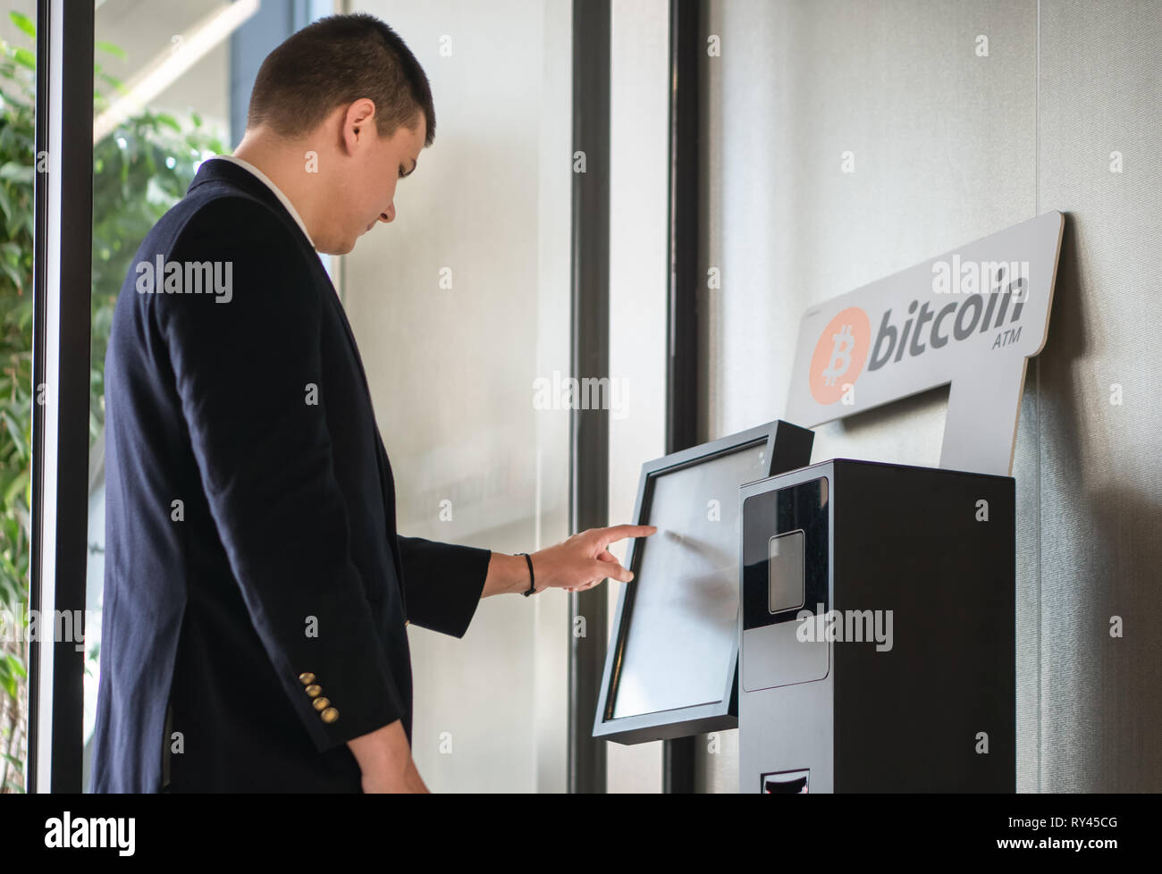 Atm bank machine hi-res stock photography and images - Page 35 - Alamy