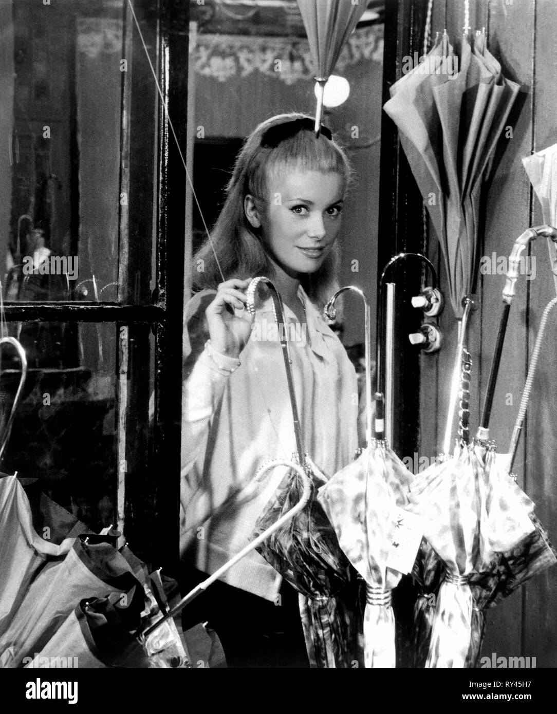 CATHERINE DENEUVE, THE UMBRELLAS OF CHERBOURG, 1964 Stock Photo