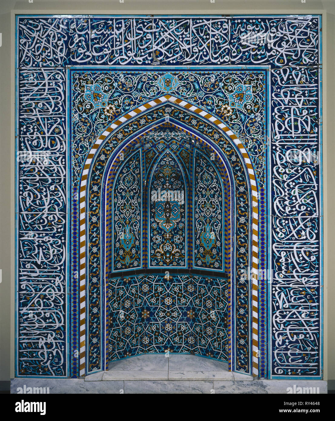 Prayer Niche (Mihrab), early 1600s. Iran, Isfahan. Ceramic mosaic; mihrab: 290.7 x 245.3 cm (114 7/16 x 96 9/16 in.); frieze: 69.2 x 1563.5 cm (27 1/4 x 615 9/16 in Stock Photo