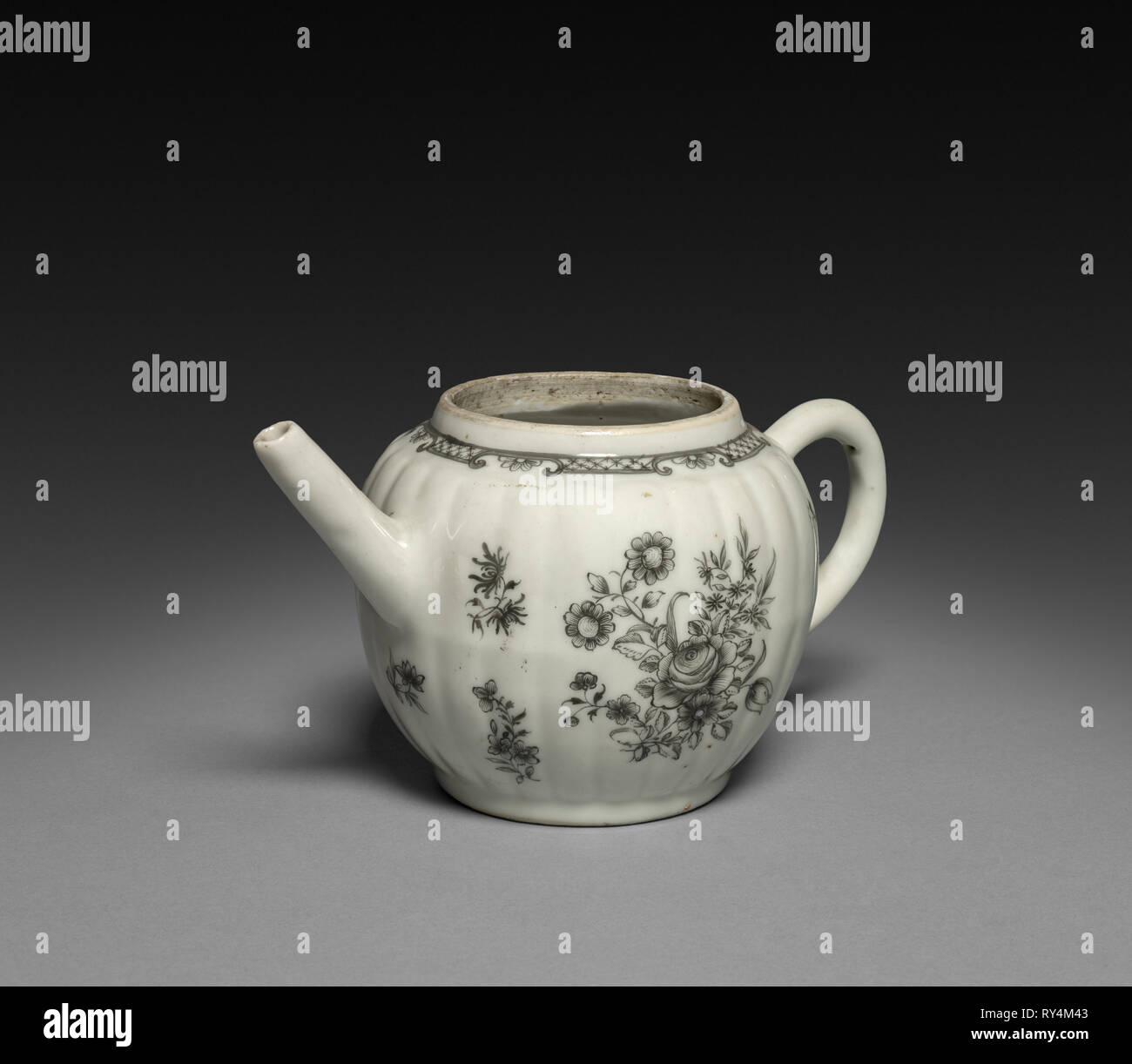18th century chinese teapot hi-res stock photography and images - Alamy