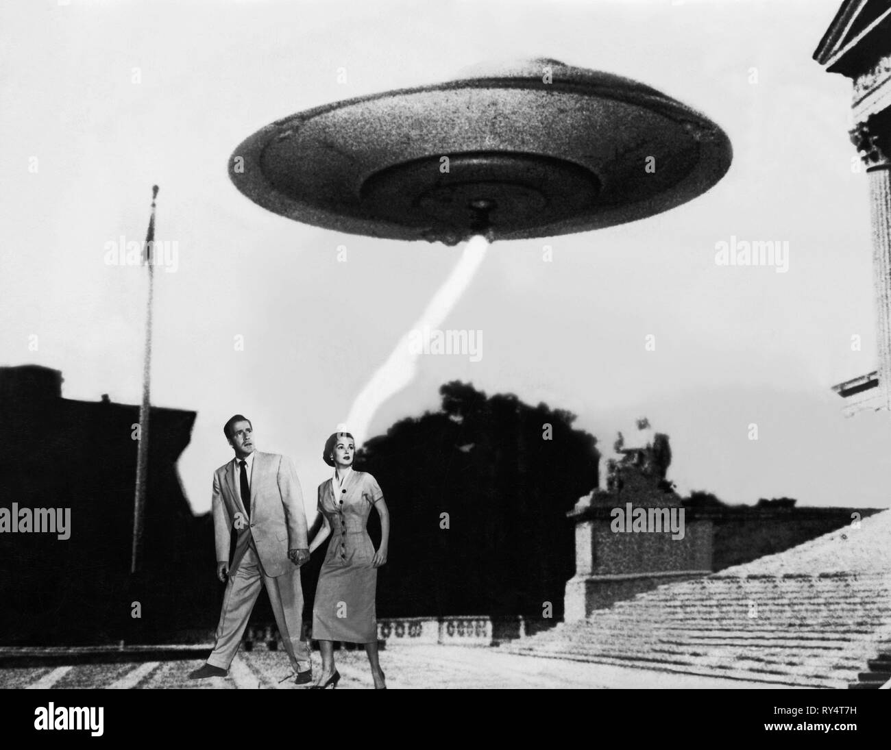 MARLOWE,TAYLOR, INVASION OF THE FLYING SAUCERS, 1956 Stock Photo