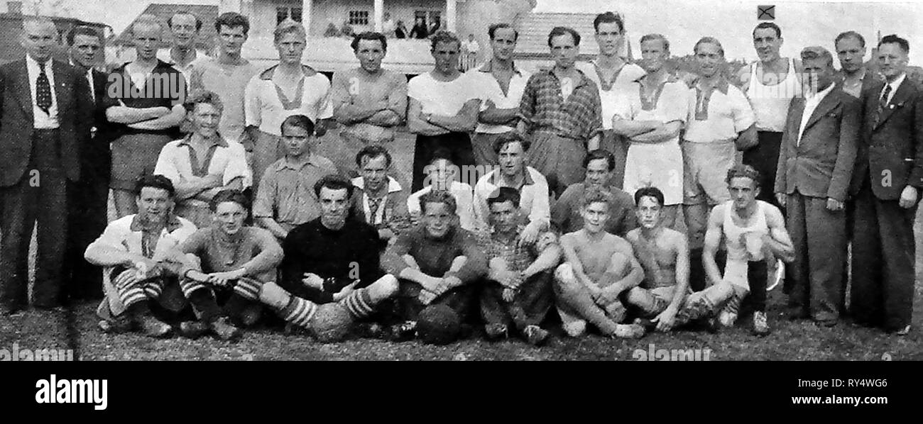 1946 - Frank Swift (marked with square above his head)coach,  with players & officials of Larvik football team (Norway).  Swift was a victim of the Munich air disaster 1958 Stock Photo