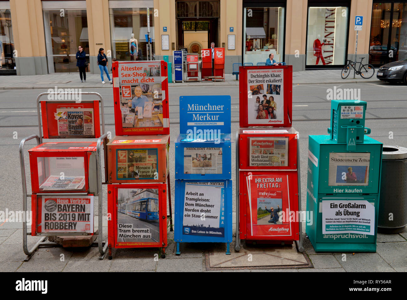 Zeitungsautomaten, Muenchen, Bayern, Deutschland Stock Photo