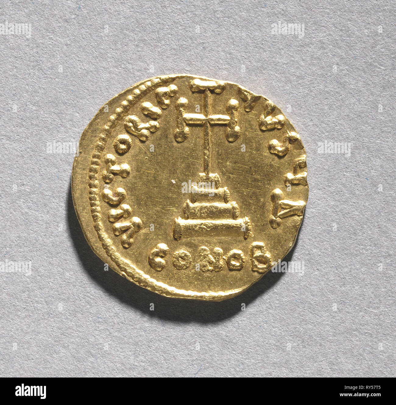 Solidus with Tiberius III Apsimarus (reverse), 698-705. Byzantium, late 7th-early 8th century. Gold; diameter: 2 cm (13/16 in Stock Photo