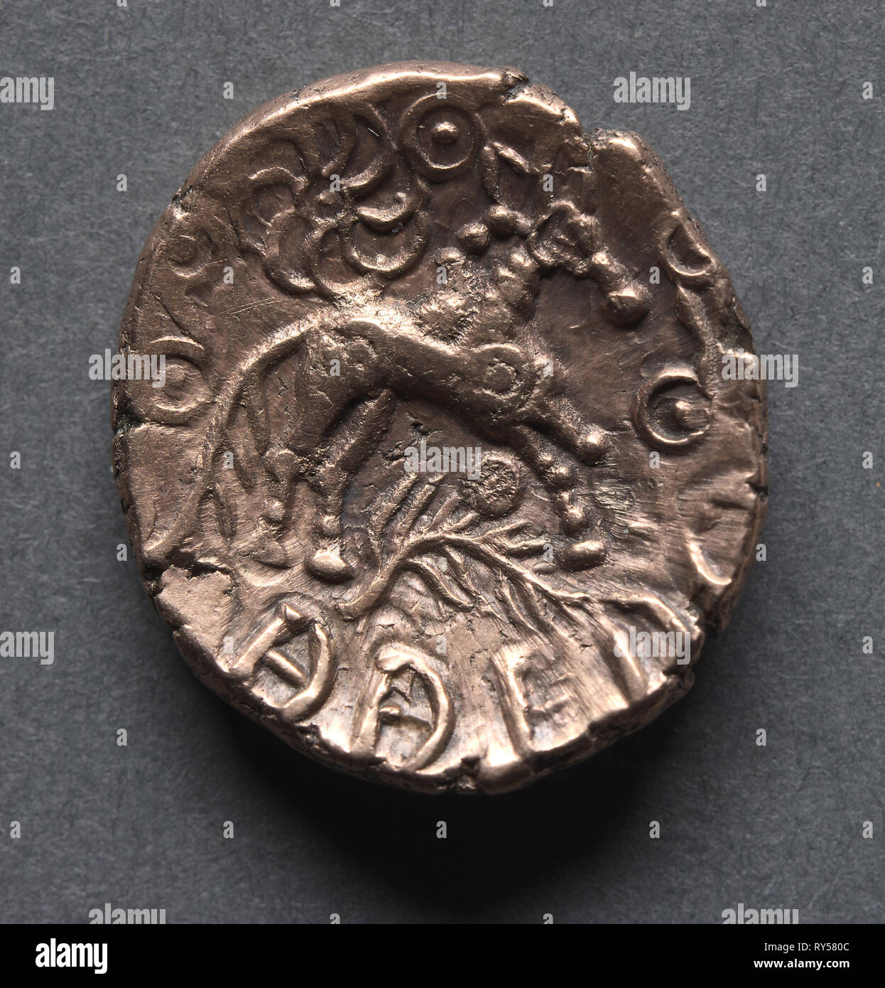 Addedomaros Stater, c. 15-1 B.C.. England (Ancient Britian), 1st century B.C.. Gold; diameter: 2 cm (13/16 in Stock Photo