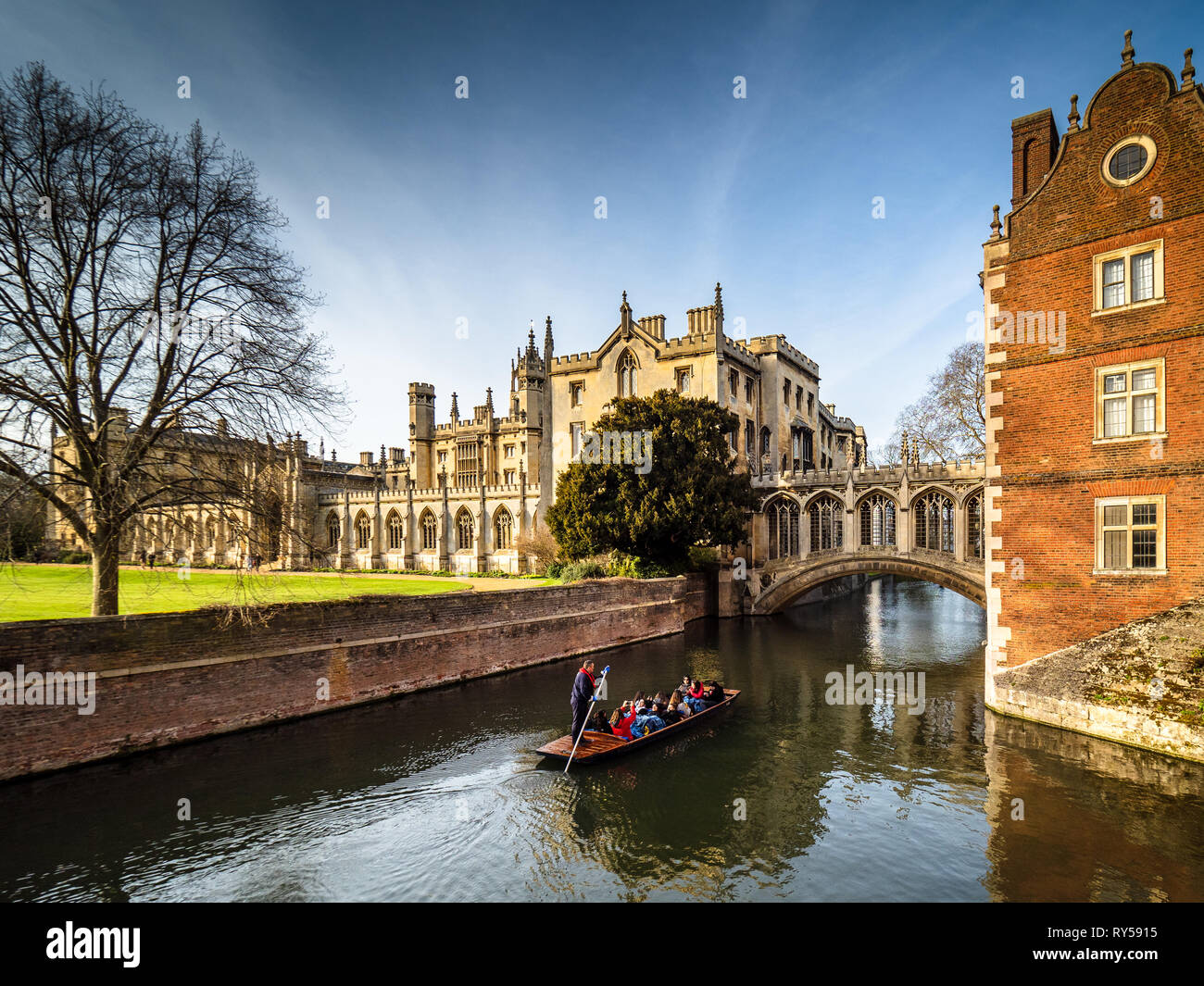 Bridge of Sighs Cambridge - Punting on the River Cam, under the Bridge of Sighs (1831) in St John's College, University of Cambridge, UK Stock Photo